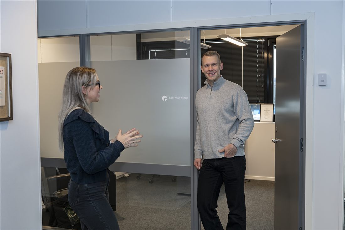 Anders og Sandra i samtale på kontoret